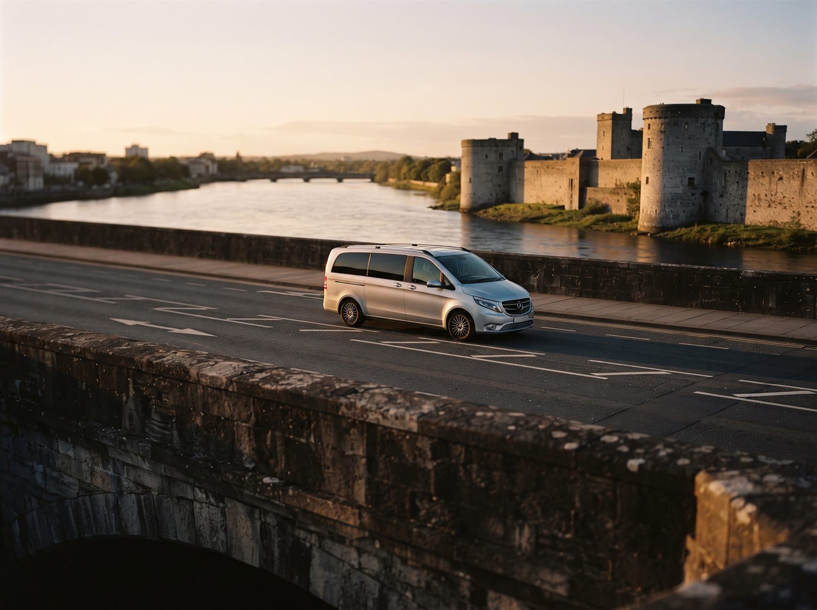 Attraversando lo Shannon a Limerick, con King John’s Castle alle spalle
